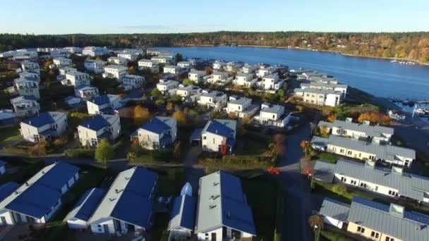 Ariel Vista Casas Com Rio Costa Verde Sob Céu Azul — Vídeo de Stock