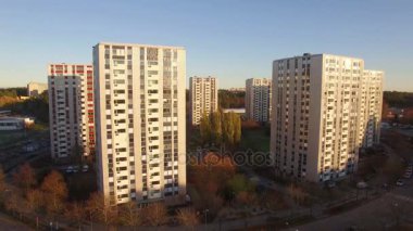 Modern evlerde güneş ışığı bulutlu gökyüzü altında Stokholm