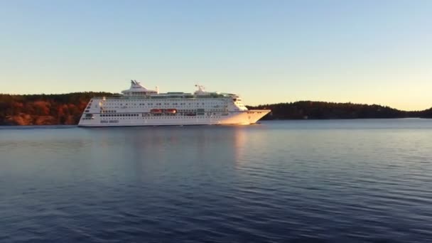 Stort Passagerareeyeliner Seglar Passerar Solig Sommardag Hösten Färgade Shores Bakgrund — Stockvideo
