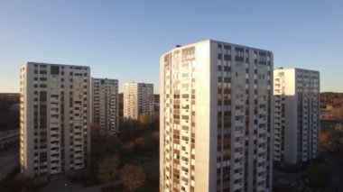 Modern evlerde güneş ışığı mavi gökyüzü altında Stokholm