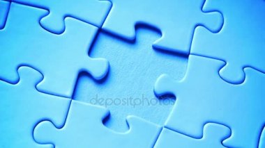 El parça puzzle yerleştirir. 