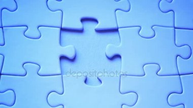 El parça puzzle yerleştirir. 