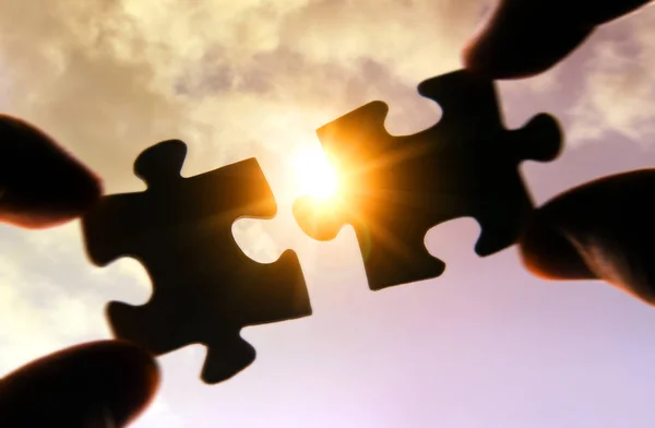 Putting puzzle pieces together — Stock Photo, Image