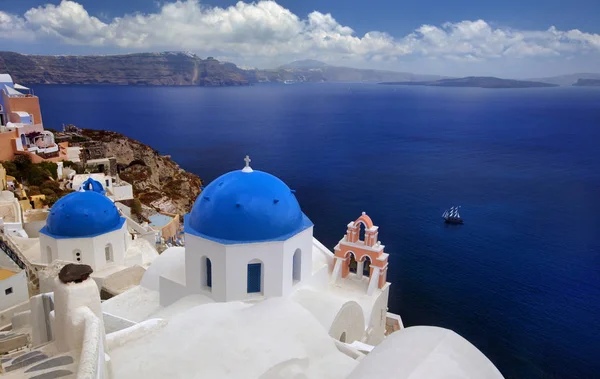 Niebieski kopuły kościoła piękny Oia w greckiej wyspie Santorini, — Zdjęcie stockowe