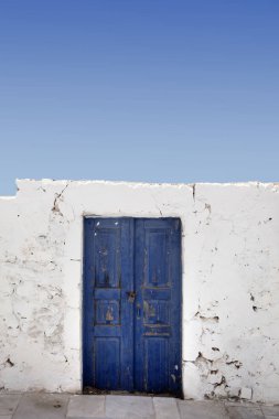 Beton duvar içinde mavi kapı 