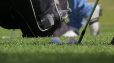 Oyuncu isabet golf topuyla kulübü, görünümü kapatın