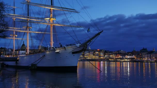 Βάρκα Στο Λιμάνι Νύχτα Στοκχόλμη Σουηδία — Αρχείο Βίντεο