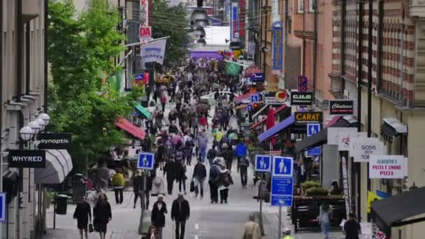 主要购物 和商业街道 Drottninggatan 在斯德哥尔摩瑞典 — 图库视频影像