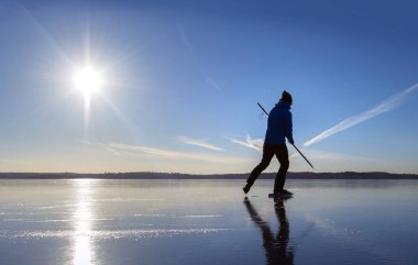 İsveç'te buz pateni adam