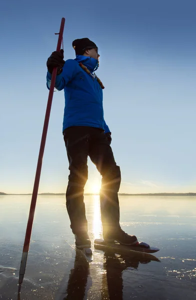 İsveç'te buz pateni adam — Stok fotoğraf