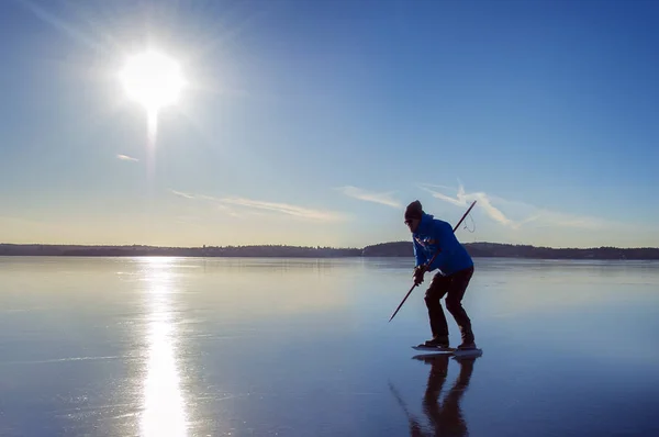 İsveç'te buz pateni adam — Stok fotoğraf
