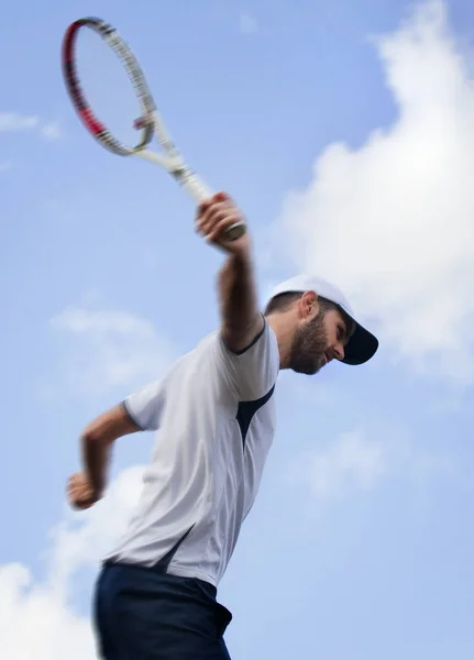 Jogador de tênis masculino em ação, borrões de movimento — Fotografia de Stock