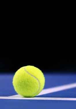Tenis kortunda tenis topu