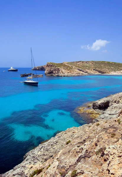 Прекрасный пейзаж Голубой лагуны Мальты — стоковое фото