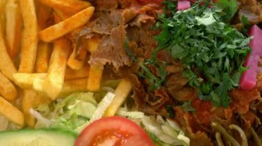 Patates püresi ve kebap.