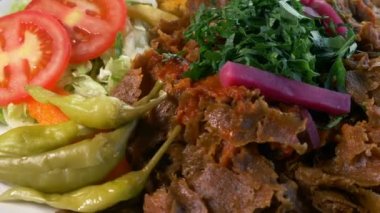 Patates püresi ve kebap.