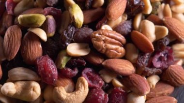 Kavrulmuş ve tuzlu fındık (eski bir ahşap masa üzerinde karışık)