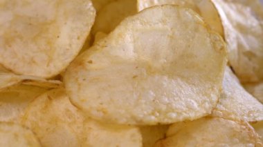 Altın patates cipsi yakın.