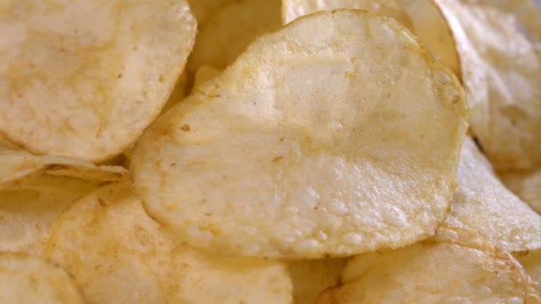 Золотые Картофельные Чипсы — стоковое видео