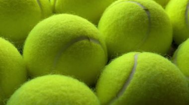 Sıralar dolusu tenis topu.