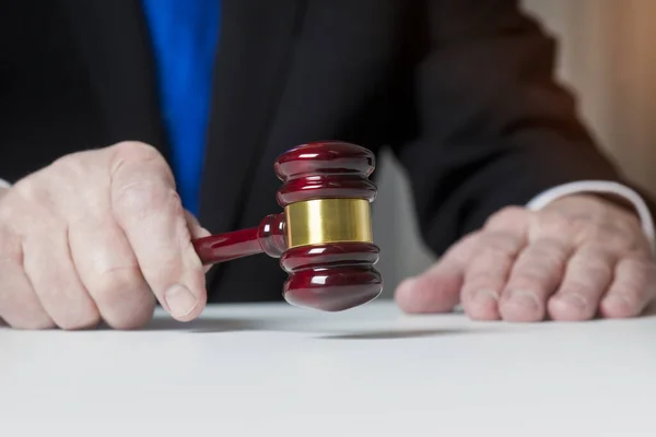 Judge Courtroom Male Judge Striking Gavel — Stock Photo, Image