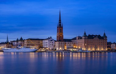 Stockholm City 'nin gece çekilmiş panorama fotoğrafı.