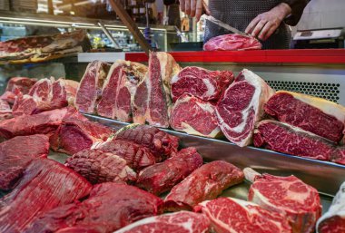 Dükkandan taze taze et dilimleri.