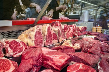 Dükkandan taze taze et dilimleri.