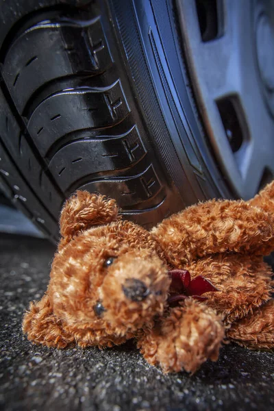 Teddybär Vor Auto — Stockfoto
