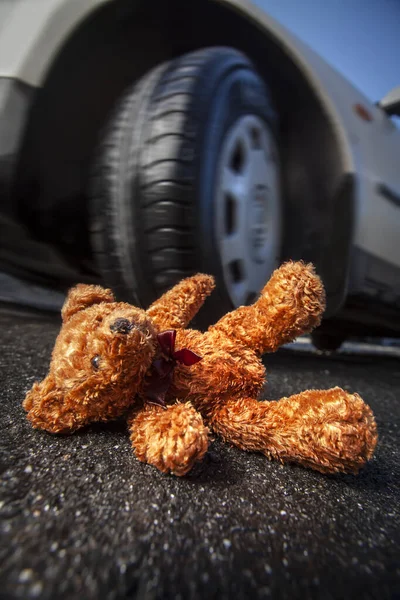 Teddybjörn Framför Bil — Stockfoto