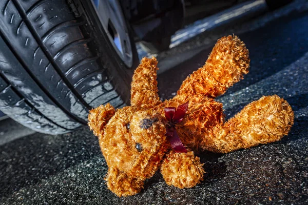 Teddybjörn Framför Bil — Stockfoto