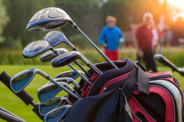 STOCKHOLM, SEPT- 06, 2009: çantada golf sopaları ve İsveç 'te arka planda golf oyuncuları