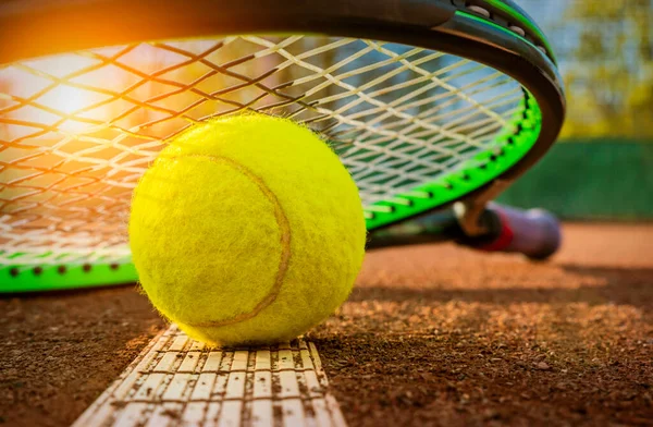 Tennisschläger Nahaufnahme Von Tennisschläger Und Ball Auf Dem Tennisplatz — Stockfoto