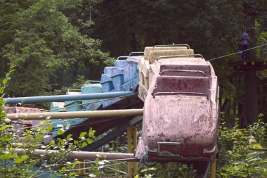 Eski paslı lunapark treni terk edilmiş bir park ile sıcak bir yaz