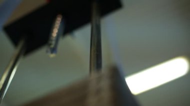 Birisinin çalıştığı güç simülatörünün bir parçası, bir aşağı bir yukarı hareket eden eşit ağırlıkta