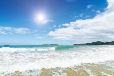 Dalgalar deniz ve kum plaj.