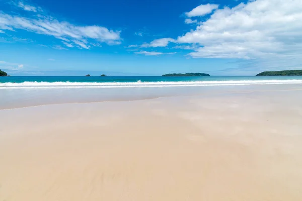 Onde nel mare e sabbia sulla spiaggia . — Foto Stock
