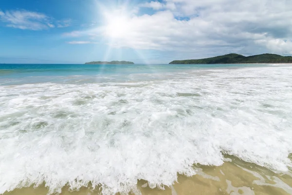 Waves in the sea and sand on the beach. — Stock Photo, Image