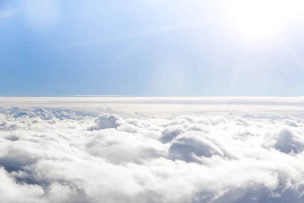 Molnlandskap. Blå himmel och vita moln. Cumulus-moln. — Stockfoto