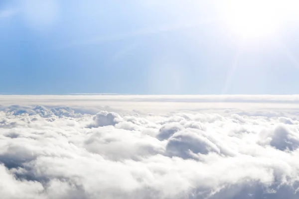 Cloudscape. Modrá obloha a white cloud. Cumulus mrak. — Stock fotografie