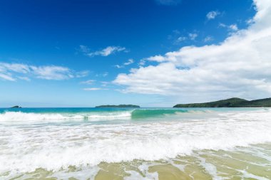 Dalgalar deniz ve kum plaj.