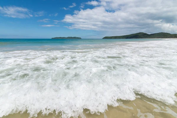 Waves in the sea and sand on the beach. — Stock Photo, Image