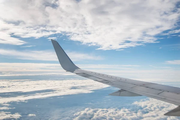 The view from the plane. Blue sky with clouds on a Sunny day. — Stock Photo, Image