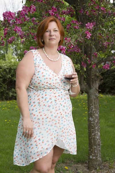 Frau mit einem Glas Wein — Stockfoto