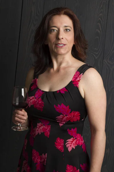 Femme de quarante ans avec du vin — Photo