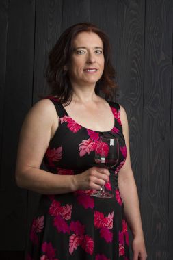 Bir bardak şarabı olan kadın.