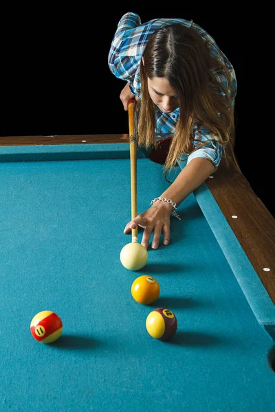 Young woman shooting pool — Stock Photo, Image
