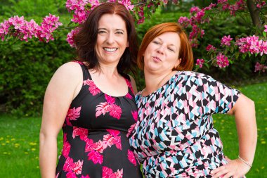 düz kız ve bir kız