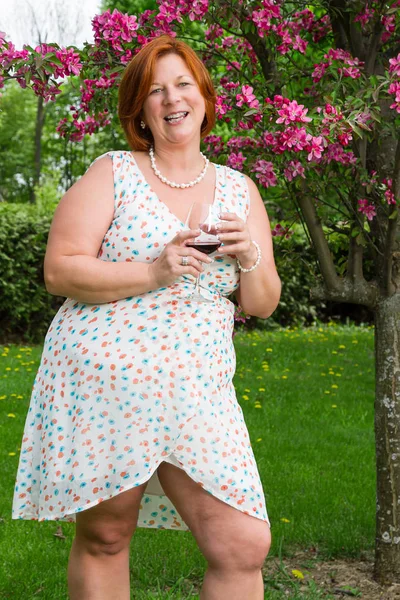 Mujer feliz bebiendo — Foto de Stock