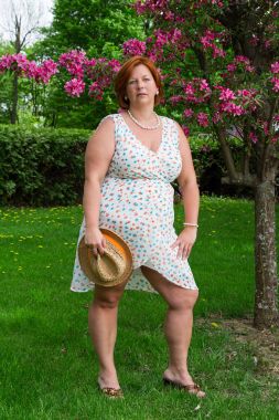 Hasır Şapkalı kilolu kadın